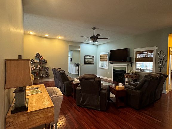 4th image of 740 Edward Dr