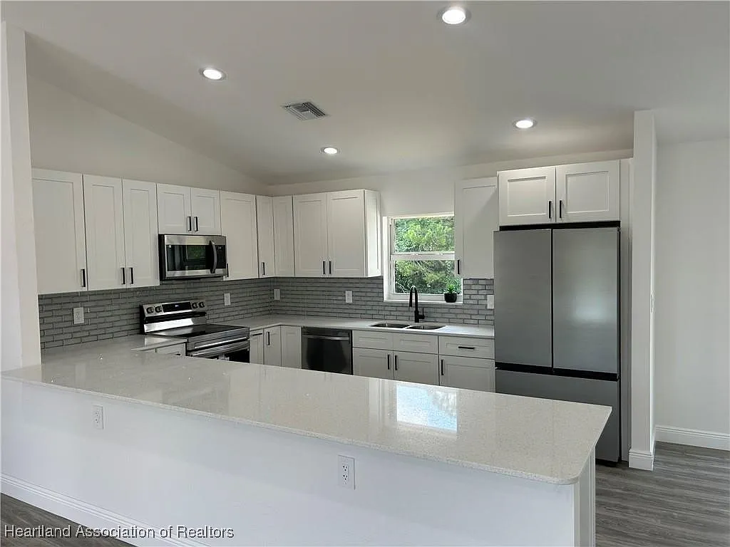 3 bed, 2.0 bath, 1349 sqft, $2,600 — Photo 4