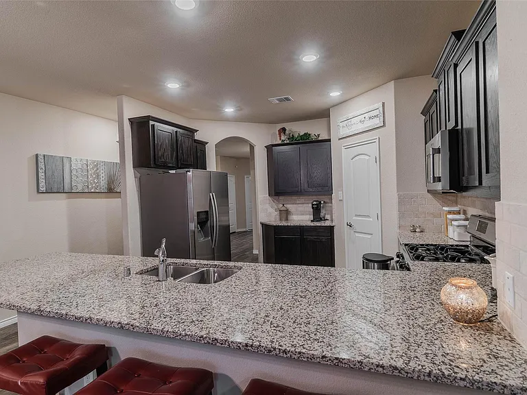 562 Jamestown Ln — Photo 6