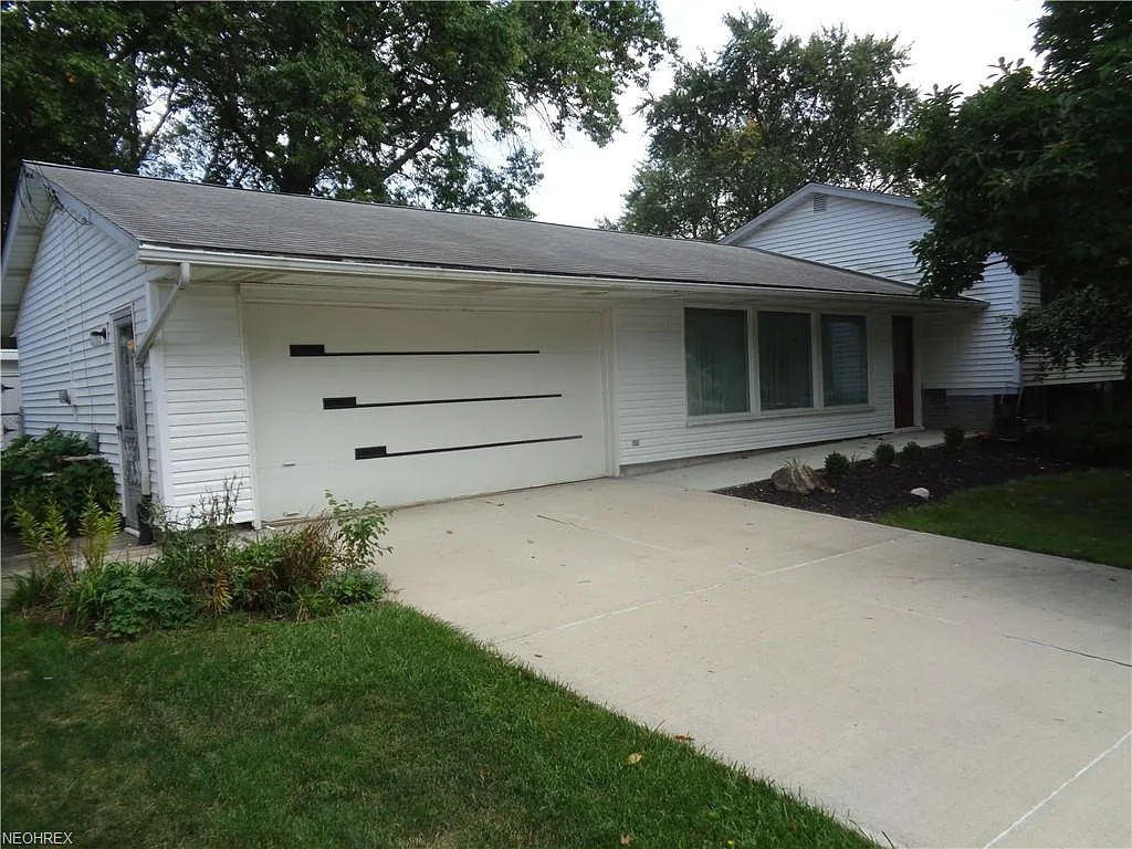 1271 Beechview Dr photo 1