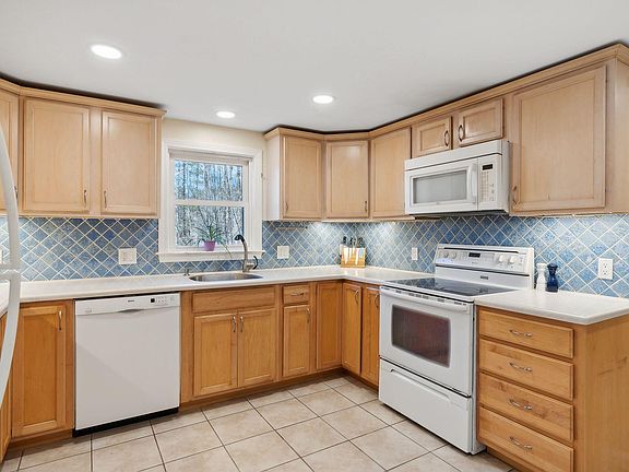 5th image of 8 Dutton Hill Road