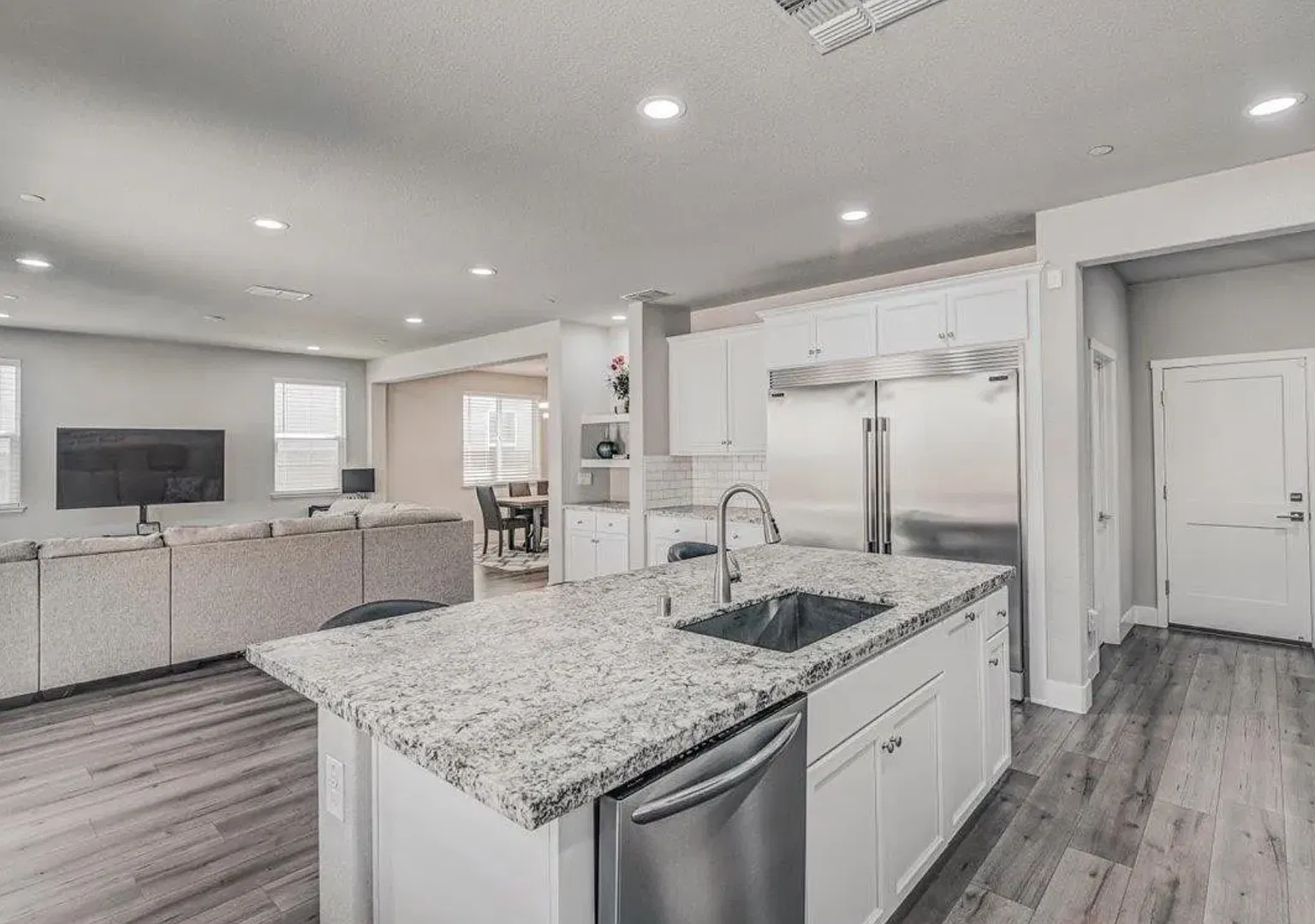 Show Stopper! Natomas HUGE 3/2.5 plus Loft! Reference ad for viewings. — Photo 2