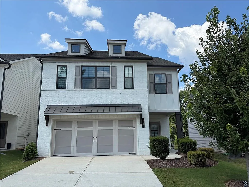 4 bed, 2.5 bath, 2430 sqft, $2,500 — Photo 2