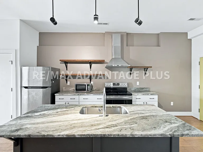 142 N Main St — Photo 4