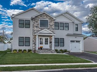 23 Belmont Cir, Syosset, NY 11791