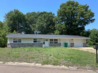 202 Springdale Dr, Columbus, MS 39702