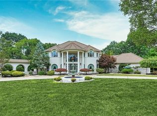 112 Gatehouse Dr, Coraopolis, PA 15108