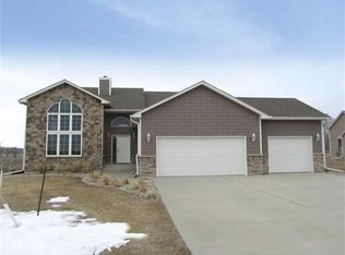704 Red Cedar Ct, Jefferson, SD 57038