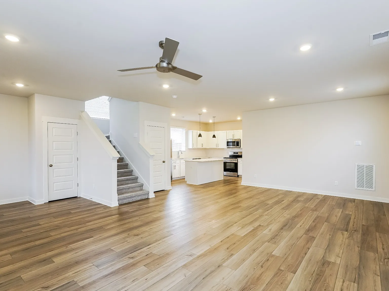 3 bed, 2.5 bath, 1704 sqft, $2,489 — Photo 2