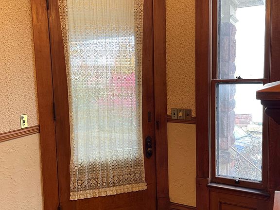 4th image of 847 Center St