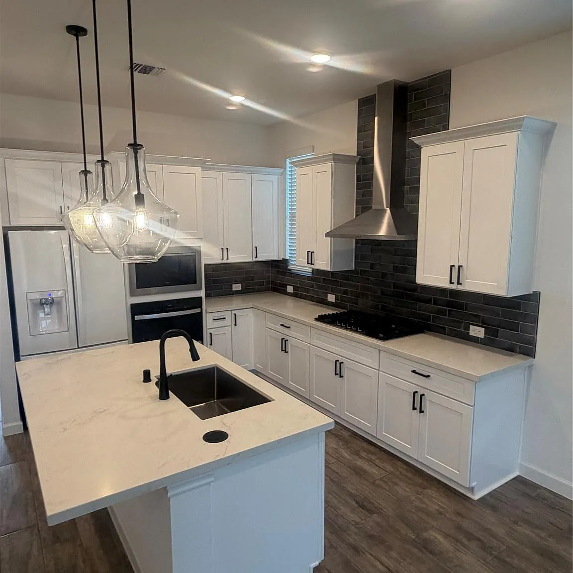 5 bed, 3.0 bath, 2348 sqft, $3,100 — Photo 2