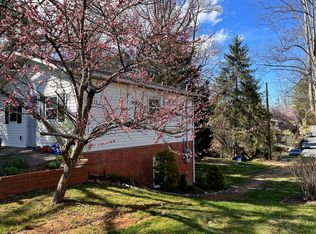 513 9th Ave W #B, Hendersonville, NC 28791