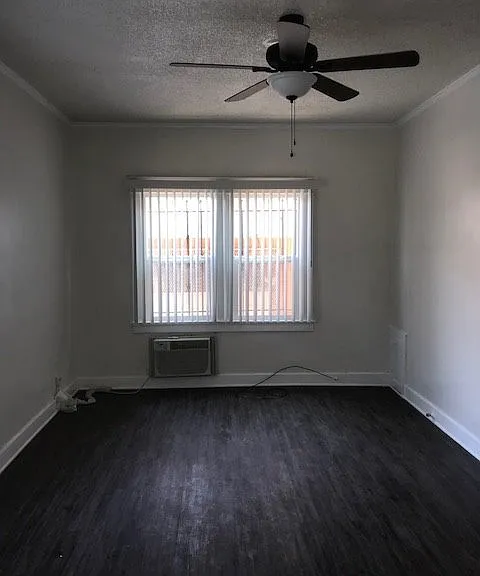 563 N Heliotrope Dr — Photo 4