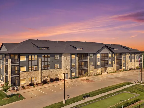 1920 Country Club Dr #307, Coralville, IA 52241