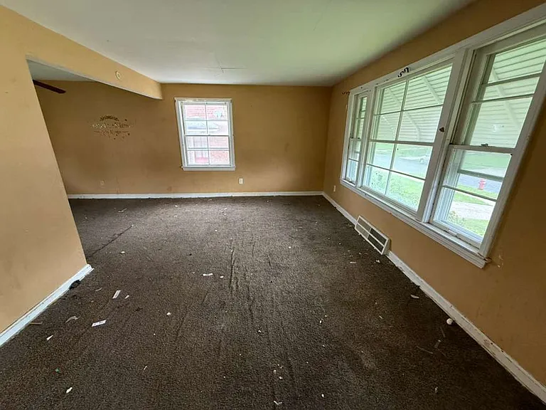 5470 Hollywood Ave — Photo 7