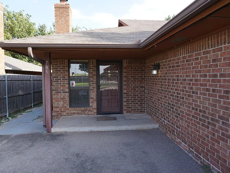 785 Kingsgate Rd — Photo 3