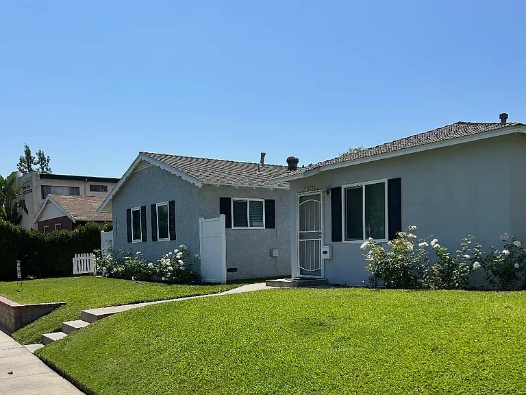 1206 W Victory Blvd #B — Photo 1