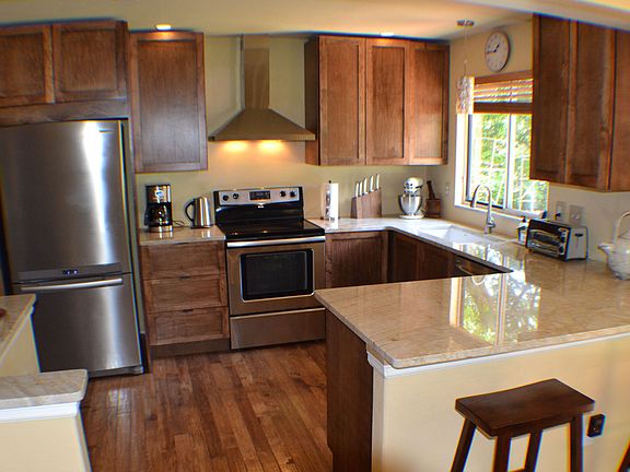 Custom Kitchen w Granite