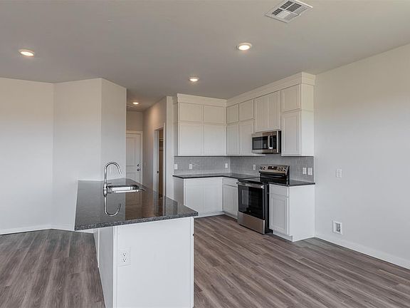 4th image of 1725 Elm Cir