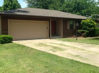 2071 S Suprema Ave, Springfield, MO 65807