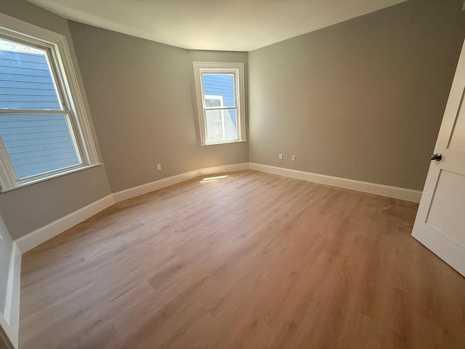 4 bed, 9999 sqft, $5,500 — Photo 3