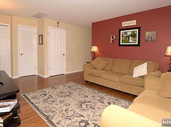 5th image of 40 Colonial Village Dr