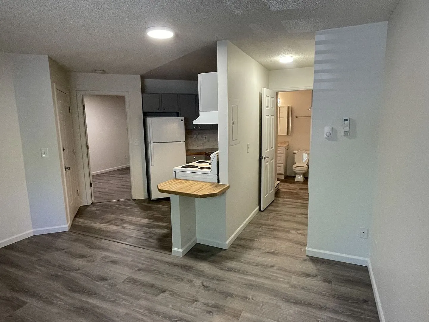 $100/month discount - requires 12 month lease - 2vd fl. 1 BR - AC, DW, WD, Balcony - 1 block N or... — Photo 4