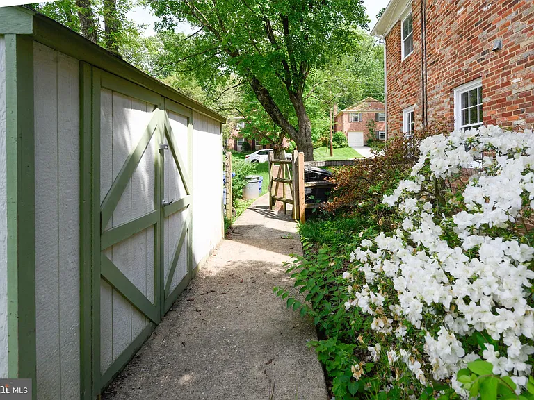 11708 Magruder Ln — Photo 24
