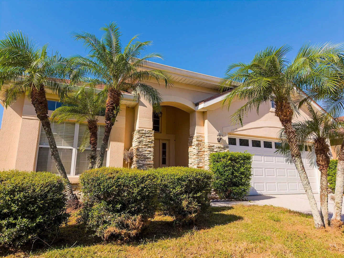 Gorgeous 4/2 Spacious Home with a Fenced Backyard and a 2 Car Garage in Falcon Trace - Orlando! — Photo 2