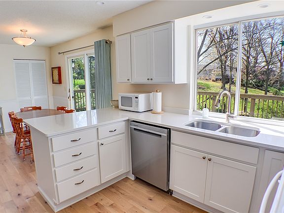 4th image of 1306 Woodlawn Dr