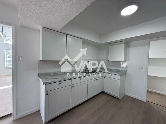 3rd image of 7471 Meadow Breeze Dr