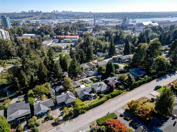 1243 Cloverley St, North Vancouver, BC V7L 1N7