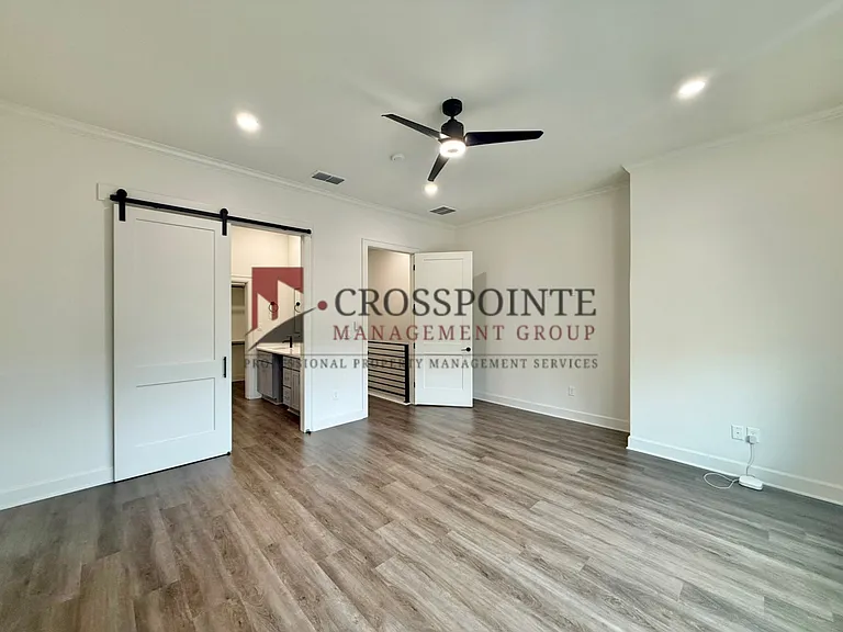 548 W Erwin St — Photo 17