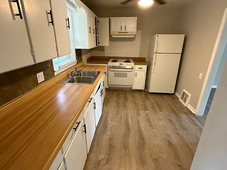4610-4616 E Linwood Blvd — Photo 3
