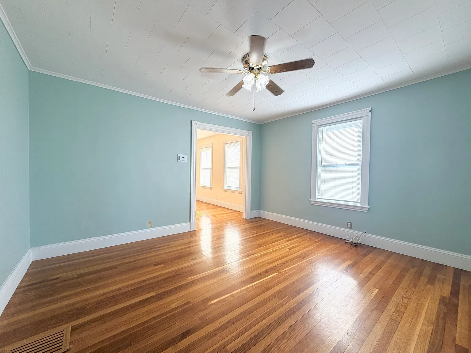 3 bed, 2.0 bath, 1155 sqft, $2,900 — Photo 3
