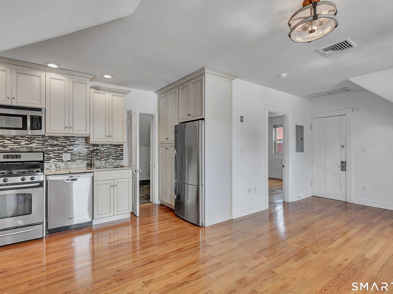 2 bed, 1.0 bath, 800 sqft, $2,400 — Photo 1