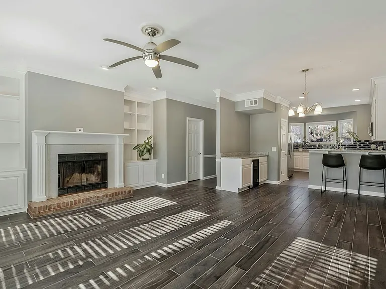 1005 Glendale Ln — Photo 6