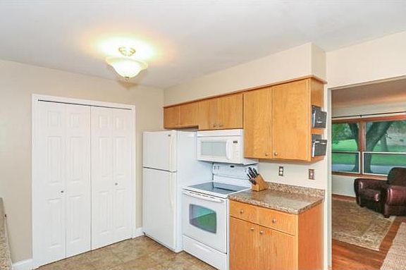 3rd image of 631 Iona Ln