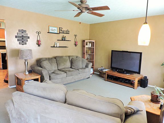 3rd image of 445 Foxwood Dr