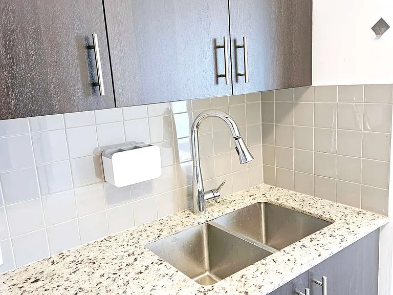255 Village Green Sq #Penthouse 05 — Photo 5
