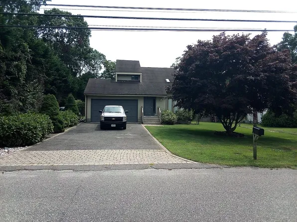 29 Suffolk Rd, Hampton Bays, NY 11946