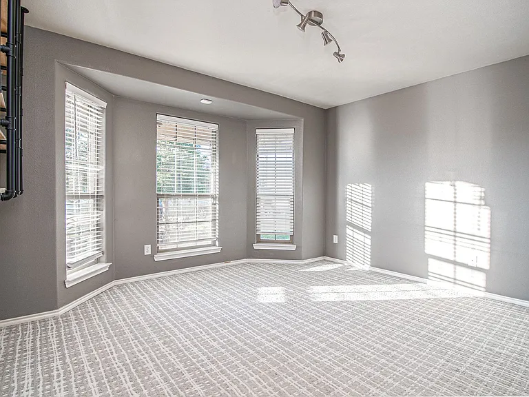 5705 Champions Dr — Photo 16