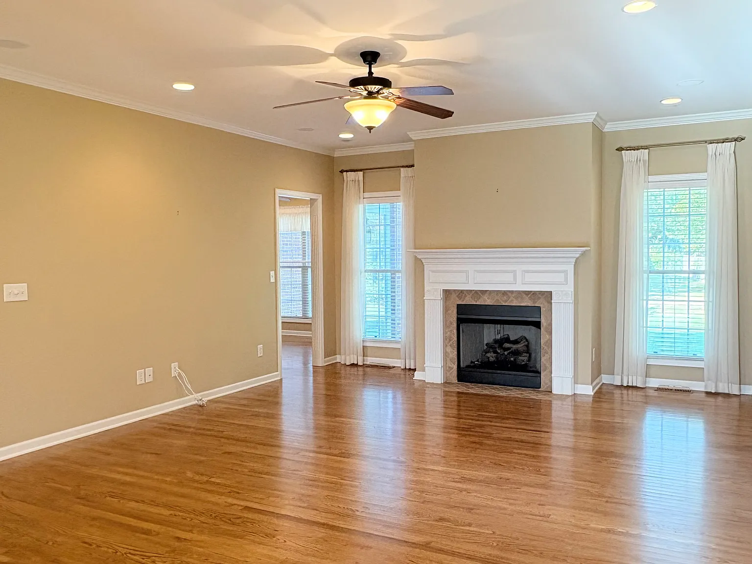 3 bed, 2487 sqft, $2,495 — Photo 2