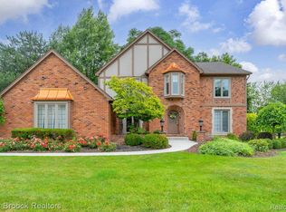 404 Shellbourne Dr, Rochester Hills, MI 48309