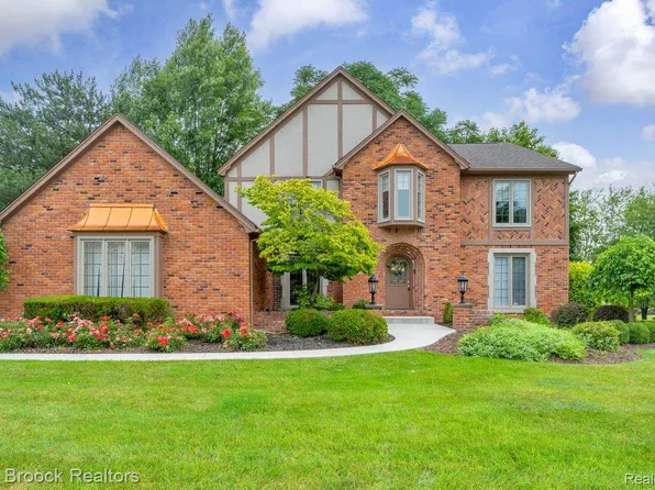 404 Shellbourne Dr, Rochester Hills, MI 48309