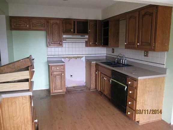 3rd image of 916 NW Valley Woods Dr