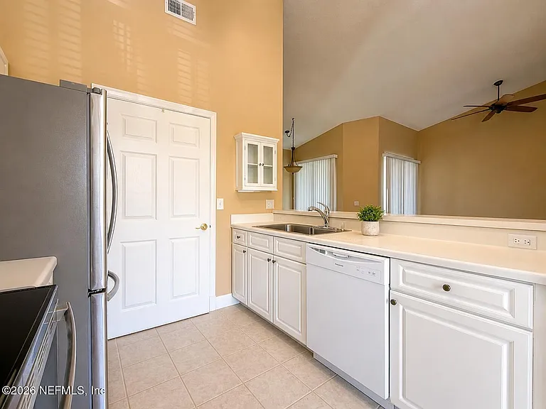 407 Augusta Cir — Photo 3