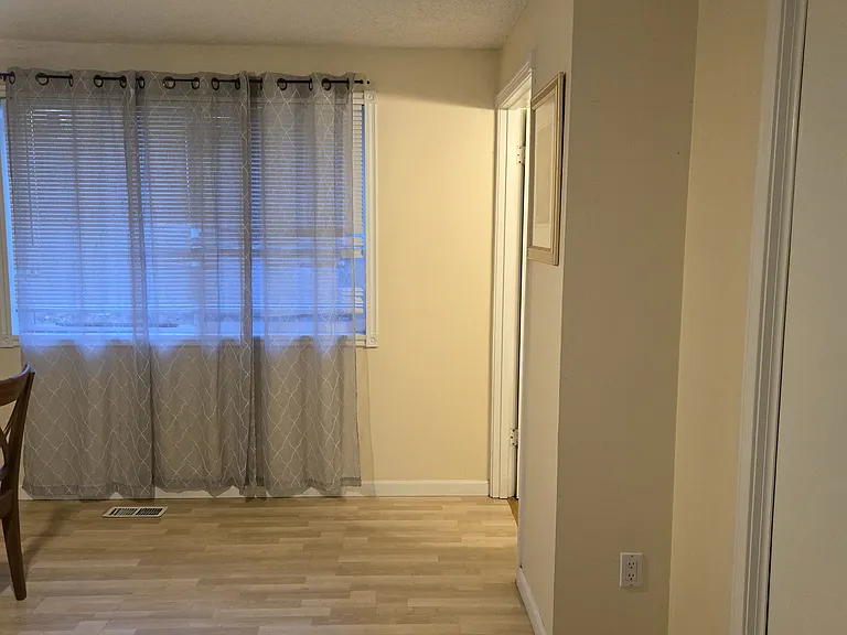 SPACIOUS Master Bedroom, own Bath, bring your Furniture, plenty of Space, key to BR, Privacy