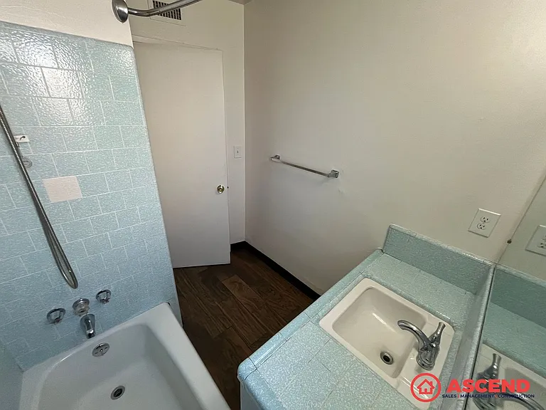 1500-1504 Owens Street — Photo 7
