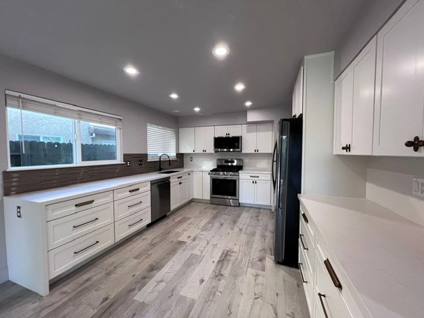Beautiful Elk Grove home with updated kitchen and bathrooms. Close to schools and shopping. — Photo 2